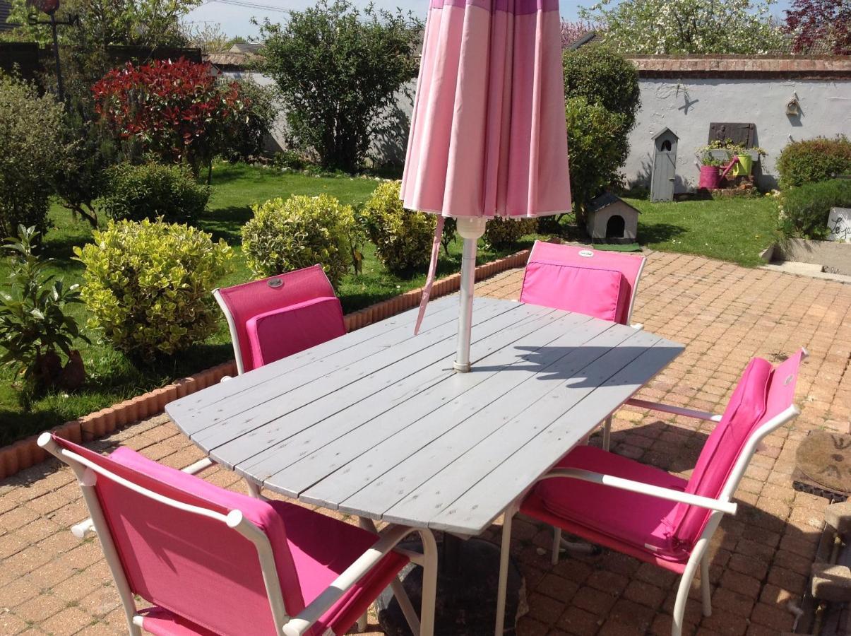 Le Jardin Des Poules Bed & Breakfast Thietreville Exterior photo